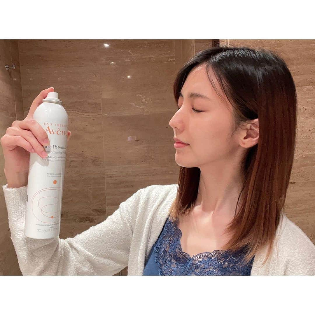 真野恵里菜さんのインスタグラム写真 - (真野恵里菜Instagram)「アンバサダーを務めさせていただいている アベンヌのアベンヌ ウオーター。 . . 「素肌の土台を整える」効果があるとのことなので私は朝晩の洗顔後、まず最初にアベンヌ ウオーターを使ってから化粧水、美容液、クリームの順番でスキンケアをしています。(写真3枚目見てね！) 使用するときはボトルは振らずに大きな円を3周描くくらいシューッとしてます！ . . いつもより乾燥が気になる時やこれからの季節で紫外線を長時間浴びた日にはフェイスマスクやコットンにアベンヌ ウオーターをたっぷり含ませて10分ほどパックしてます！ . . 今はなかなか行けないけど、 旅行先や長時間の飛行機移動には必ずミニボトルを持ち歩いてます😊 . . 2年前、実際にフランスのアベンヌ村へ行って アベンヌ ウオーターが作られる過程を見たり聞いたり この水が誕生しているアベンヌ村を散策できたことは とっても貴重な経験でした！☺️ #アベンヌウォーター #アベンヌ #美肌シュー慣 #スキンケア #美肌ケア #pr @eauthermaleavenejapan」6月3日 17時00分 - erinamano_official