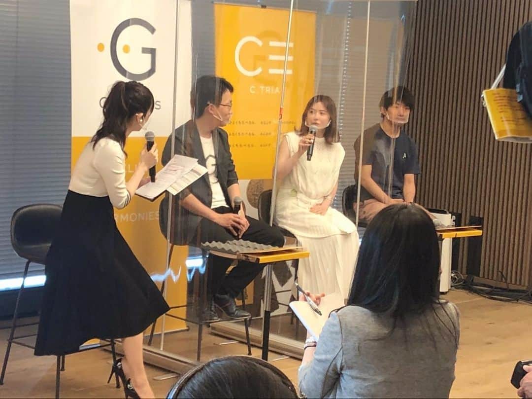 榎本麗美のインスタグラム：「🌏  本日は、徳島大学発スタートアップ #グリラス さんの  初！自社商品ブランド「C.TRIA #シートリア」 発表会の司会を務めさせて頂きました✨  第一弾はクッキーとクランチ🍪 すっごく美味しいのです✨ 発売は明日の「虫の日」6/4ですって🥰  私、2013年から昆虫食活動を始めて、初めてのお仕事でした...感動😭✨  トークセッションのゲストは、 宮澤エマさん @emmamiyazawa  篠原君 @antcicada.jp でした✨ お2人と、代表の渡邉さんと「未来の循環食」について熱く語り🌏 終わらせたく無いくらい、盛り上がりました🥺  “昆虫食”という言葉が、古臭く感じる程、 『食のイノベーション』を感じる時間でした✨  パッケージがおしゃれなクッキーとクランチは、 篠原君が言っていたように、「コオロギの味を良く知っていれば気付く、鼻に抜ける香ばしい味わい✨」  知らなければ全然気が付かない、美味しい美味しいお菓子ですよ😳  美味しい上に、タンパク質豊富です✨  持続可能なフードサイクルを構築でき、 環境に優しく、食品ロスの解消に繋がる『コオロギ』✨  ぜひ、皆さま、注目して下さい‼️ そして、食べてみて下さいね✨  #サーキュラーフード #循環型食品 #sdgs」