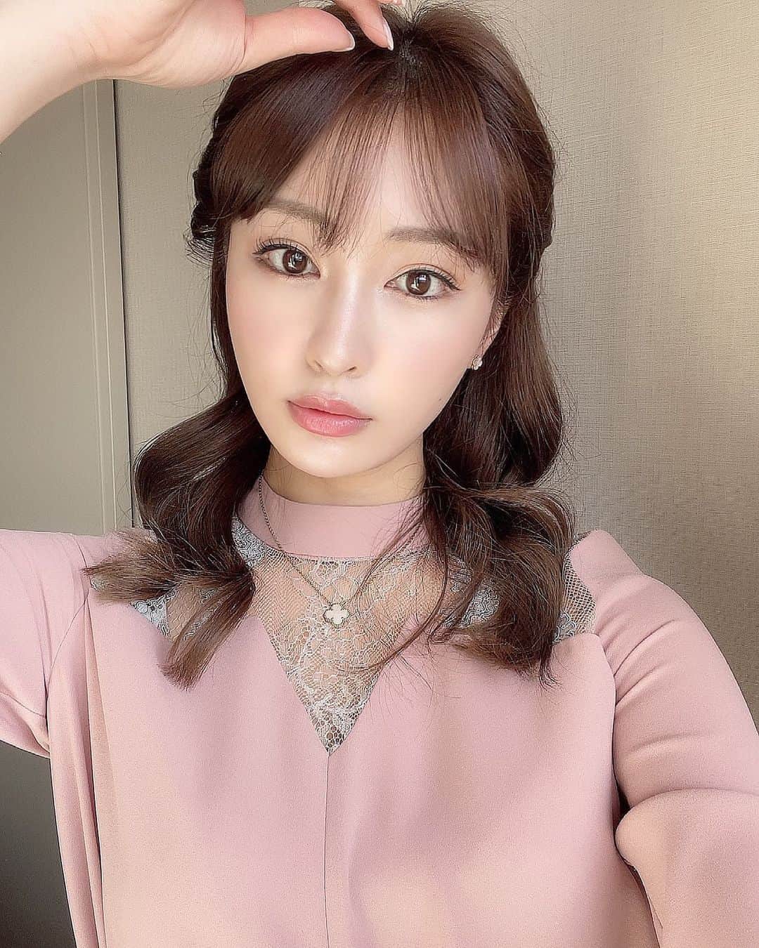 のインスタグラム：「皆様こんにちは  最近体調を崩しやすいです。 自分の体を過信し過ぎず皆様も体調にお気をつけくださいね。ビタミンビタミンよ🍋  #ヴァンクリーフ #vancleefarpels #ebure」