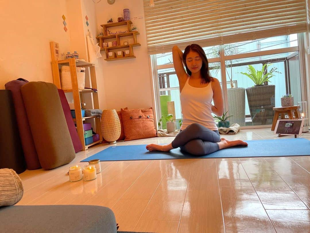 多岐川華子さんのインスタグラム写真 - (多岐川華子Instagram)「移転後、初ヨガ🧘‍♀️同じ表参道内での移転ですが駅からも近くなり益々通いやすく☺️  行くの久しぶりになっちゃったけど、だからこそヨガの良さを改めて感じました。 Sakurakoさんのおかげです🥰  はぁ、日本じゃないみたいだったー。 新しいLAUGH YOGAも最高でした。いちいちかわいい。  @laughyoga_salon  #yoga #ヨガ #表参道ヨガ #プライベートヨガ #パーソナルヨガ #マンツーマンヨガ #牛の顔のポーズ」6月3日 17時39分 - hanako__official