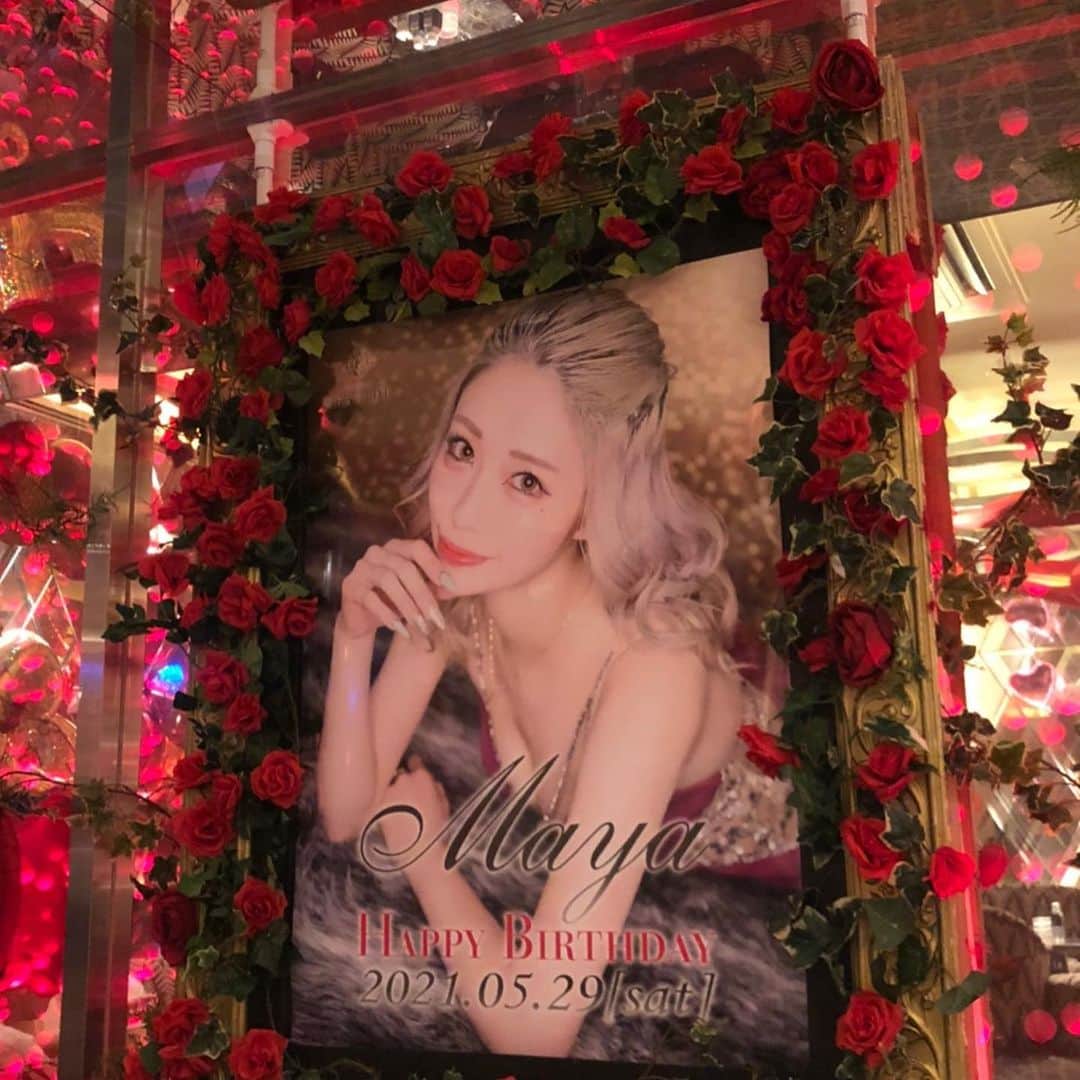 櫻井綾奈さんのインスタグラム写真 - (櫻井綾奈Instagram)「. 今年もbirthdayの内装は 新宿の花屋さんにお願いしました🌹✨ @shinjukunohanaya  . 今年のテーマカラーは赤という事で 赤×ゴールドで華やかにしてもらいました❤️ . 毎年内装代を出してくれる Y兄さんありがとう\(ᯅ̈ )/♡♡ 見守ってくれてる気がしたよ🥲 . . そして沢山のお花もありがとうございました🙇‍♂️ 起ききれなくて廊下まで🥲🥲🥲 . お店がお花のいい香りでシアワセ♡ . . 今日も出勤です！21時から居ます🍾 . . . #池袋 #ikebukuro #キャバ #キャバクラ #キャバ嬢 #池袋シーサイド #プリンスグループ #バースデーイベント #birthday #birthdayevent  #内装 #birthday内装 #バルーン装飾 #イベント装飾 #造花 #造花装飾 #新宿の花屋 #赤ゴールド #スタンド花 #スタンドバルーン #❤️ #👑 #🌹 #🎈#🌸 #🎉 #instagood #instalike #like4like #l4l」6月3日 17時40分 - mayapan0511