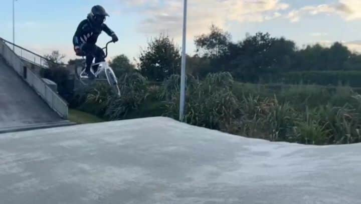 サラ・ウォーカーのインスタグラム：「Not long until the selection decision for the Olympic team!  In the meantime, I have been loving riding my bike and watching the next (next) gen progress too!  Thanks @jessie_smithbmx for the video of me & @missjaydahgirl having a fun session at the local!」