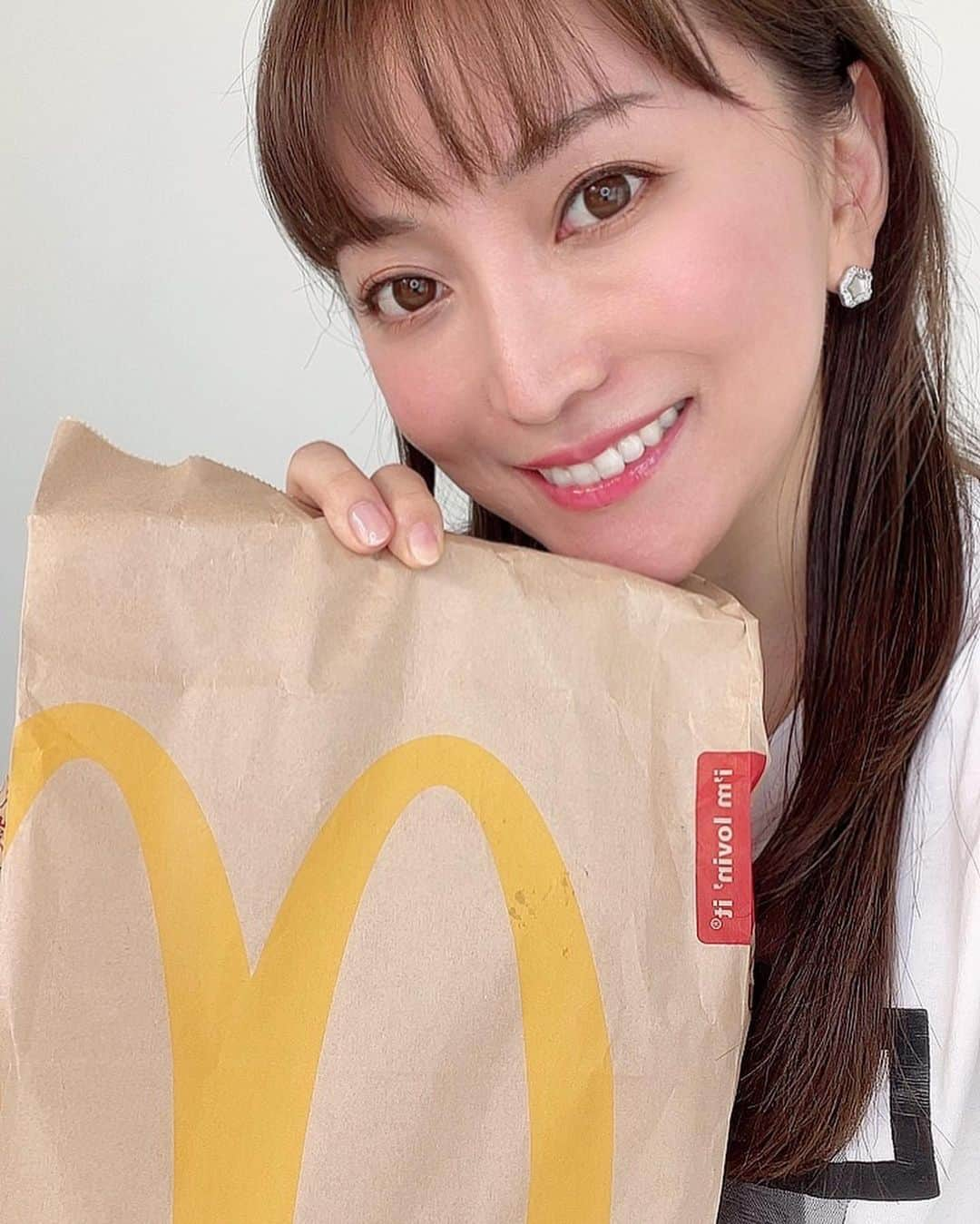 加藤綾菜さんのインスタグラム写真 - (加藤綾菜Instagram)「カトちゃんに隠れてマクドナルド😋 雑談しながら好きなメニューBest5を紹介します🙏🤓 １９時にYouTubeにアップ⤴️します❤️ 久々にマックを沢山食べて幸せだったけど、カトちゃん可哀想だからスイカ🍉を買って帰ったよ❤️ 喜んでました〜😙 #YouTube #加藤家の日常 #マクドナルド」6月3日 17時47分 - katoayana0412