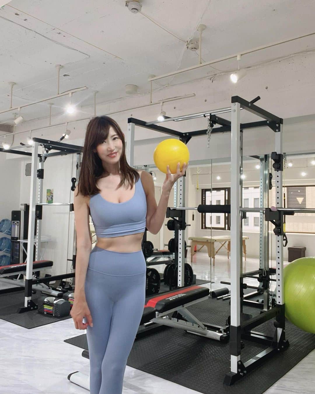 のインスタグラム：「ストレッチジム2回目❣️ カラダの硬さの改善の為には、最低でも週1ペースで通いたいと思ってる😉  歪みまくってる私のカラダ💦💦💦 ストレッチで整えた後にトレーニングっていう流れが嬉しい😊  運動が苦手だった20代は、人と比べて、出来ない自分の方へ目が向きがちだったけど 今は自分なりの成長だけ見てる感じだから楽しい❤️  今月はお友達とランチしたり、フルコースのお食事にご招待されたり…というのが幾つかあるの！ ダイエット中でも、人とのお付き合いは制限したくないから、うまく調整しながら頑張ります🙌  @estretch.gym  #ストレッチ #ストレッチジム #ジム #パーソナルトレーニング #トレーニング #ダイエット #ダイエット中 #公開ダイエット #ボディメイク #ワンアーツ #onearts #ママ #ママ美容」