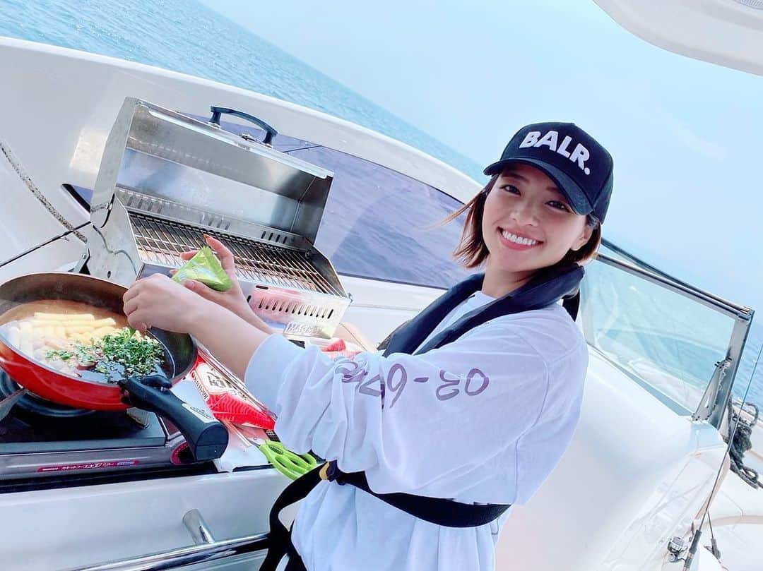 水崎綾女さんのインスタグラム写真 - (水崎綾女Instagram)「釣り部のご飯担当。 今回私は1匹も釣れなかったけど、みんなで15匹くらい釣れたので良かった☺️🧡 日差しが強かったから、大好きなBalrのキャップ大活躍。 @balr_jpn  @balr  #釣り #船 #船飯 #ご飯 #lunch #fishing #魚釣」6月3日 18時26分 - misakiayame