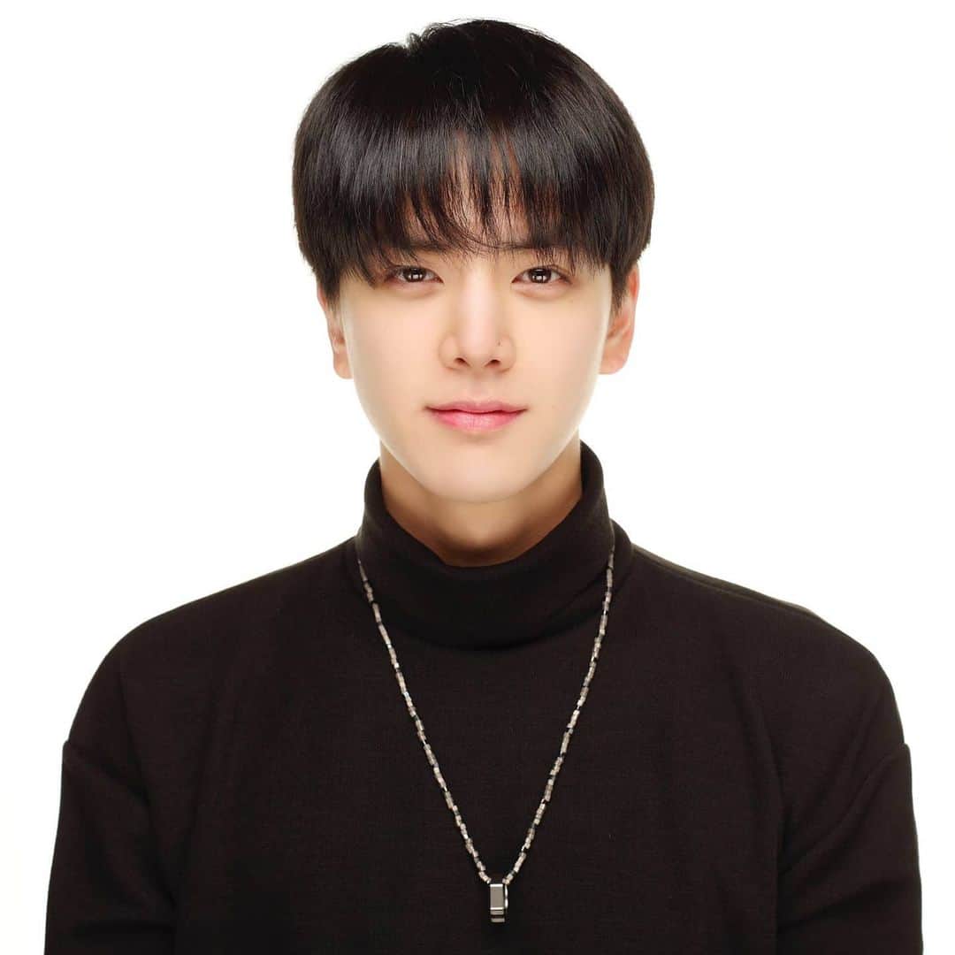 ヨンフンのインスタグラム：「(영훈) 증사 🙂 #THEBOYZ #더보이즈 #YOUNGHOON #영훈」