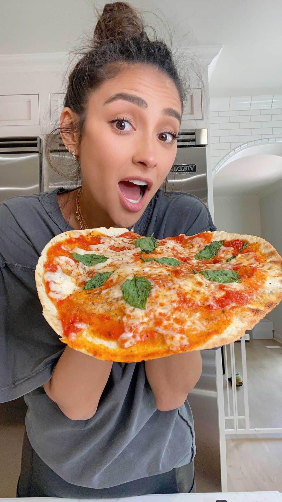 シェイ・ミッチェルのインスタグラム：「When the 🌕 hits your 👀 like a big…..tortilla pizza? I mean that isn’t quite right, but this pizza definitely is.  Tune in to today’s Shay’s Kitchen to learn how to make a very fast and delicious….”pizza,” and the Tik Tok sensation that is the Oreo Mug Cake. Should I be concerned that a cookie basically turns into a cake? Yes I should be. Do I care? No.」