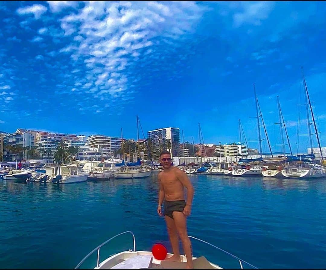 ディエゴ・カペルのインスタグラム：「Bonito día en alta mar 😎🛥🏝」