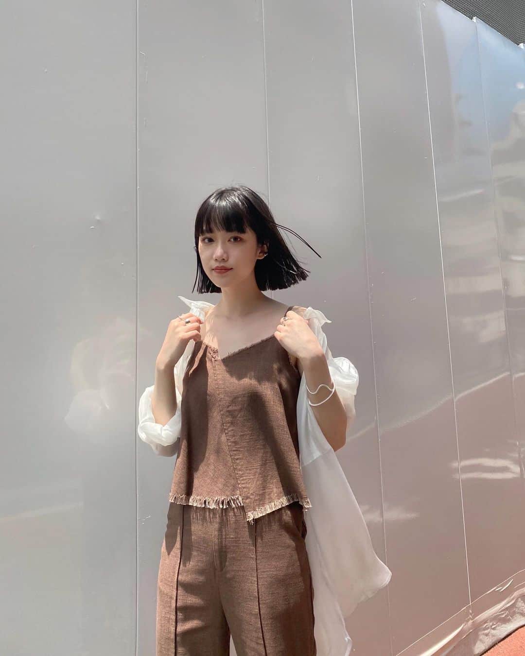 金澤葵さんのインスタグラム写真 - (金澤葵Instagram)「今日の私。 #ラフフリンジセットアップ   麻素材のセットアップだから きっちり感が出ずに夏っぽいラフなコーデ🐠  キャミだからTシャツをレイヤードするのもあり.  私は大人っぽく着たかったから大人気の #シャイニーシアーシャツ を羽織ったよ☺︎  引きでみたら髪結構短くなったな✌︎  TOP @aoi_kanazawa のURLにとぶと コーディネートチェックできます！  #murua #murua_snap #2021ss」6月3日 20時46分 - aoi_kanazawa