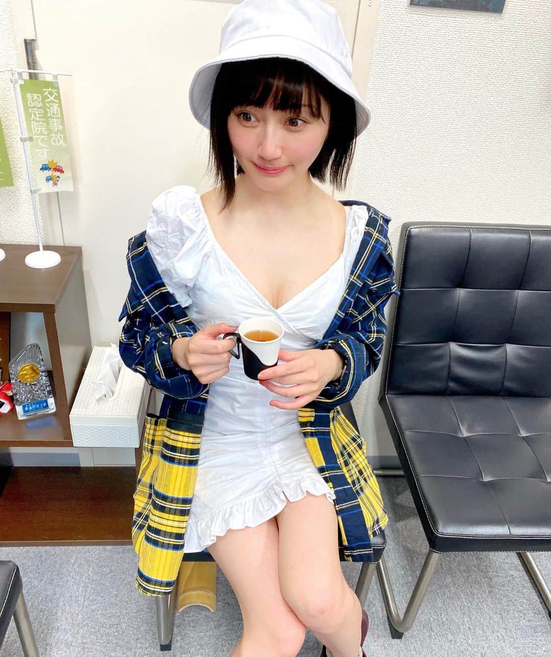 のインスタグラム：「﻿ ﻿ 怎么表情？🤪🤪﻿ ﻿ HHHのメンテナンス欠かせないです。。はい。。﻿ ゴッドハンド👉　@muramatsugram  ﻿ 音やばくない？😂😂😂﻿ ﻿ #hhh #エイチスリー　#hhh表参道　#エイチスリー表参道　#マッサージ　#整体　#お灸　#質のいいおっぱい﻿」