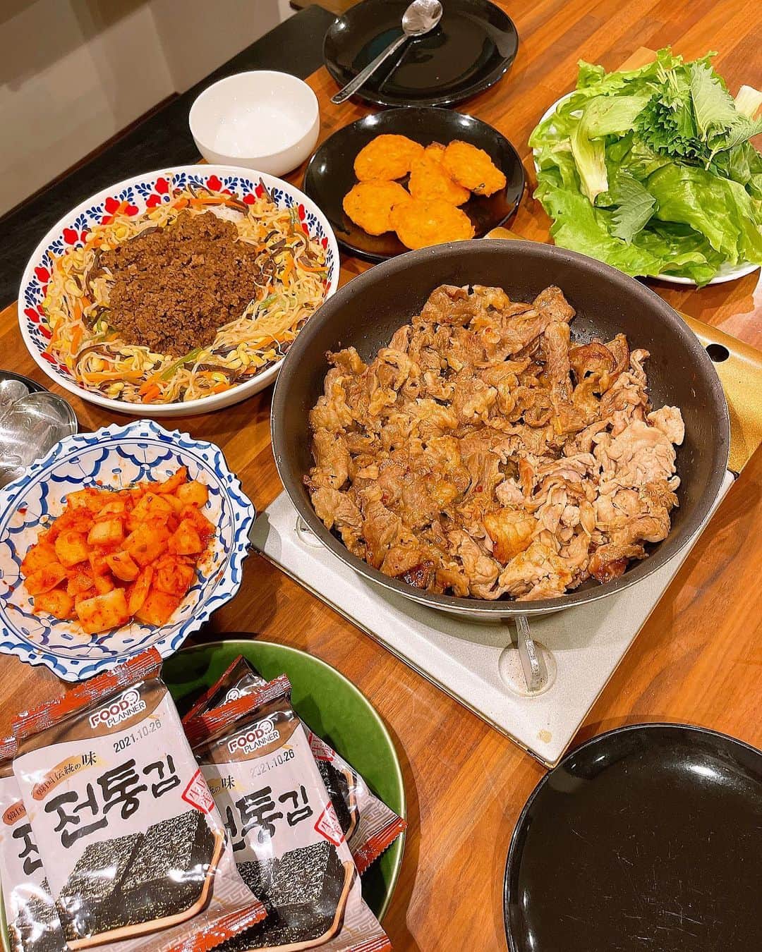 みきママさんのインスタグラム写真 - (みきママInstagram)「【晩御飯は韓国料理です‼️】  みんな「お腹すいたー」ってさ。今夜は韓国料理にしよう✨  すると、みんな「焼肉やった〜‼️」ってさ。韓国料理は子供達に人気です。  なんとこの韓国料理5品が10分で作れます🤩  詳しくは今度YouTubeで紹介します‼️お楽しみに〜😘😘😘  晩御飯の調理時間が短いと、おしゃべりする時間が増えていい✨  すると、杏ちゃん「焼肉よりビビンバと韓国海苔が美味し〜‼️」ってさ。それ食べるスプーンじゃなくてよそるスプーン。  #みきママ　#韓国料理 #小学生 #中学生　#10分」6月3日 21時15分 - mikimama_official