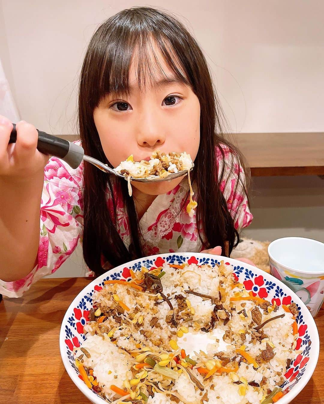 みきママさんのインスタグラム写真 - (みきママInstagram)「【晩御飯は韓国料理です‼️】  みんな「お腹すいたー」ってさ。今夜は韓国料理にしよう✨  すると、みんな「焼肉やった〜‼️」ってさ。韓国料理は子供達に人気です。  なんとこの韓国料理5品が10分で作れます🤩  詳しくは今度YouTubeで紹介します‼️お楽しみに〜😘😘😘  晩御飯の調理時間が短いと、おしゃべりする時間が増えていい✨  すると、杏ちゃん「焼肉よりビビンバと韓国海苔が美味し〜‼️」ってさ。それ食べるスプーンじゃなくてよそるスプーン。  #みきママ　#韓国料理 #小学生 #中学生　#10分」6月3日 21時15分 - mikimama_official