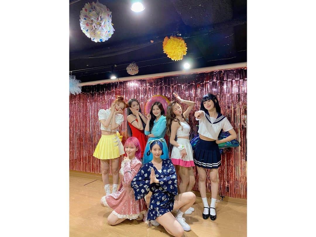 OH MY GIRLさんのインスタグラム写真 - (OH MY GIRLInstagram)「Dun Dun Dance Special Video | For MIRACLE 📸 ⠀ 던던댄스에 많은 사랑을 보내주었던 미라클을 위해 특별한 선물을 준비한 오마이걸😘🎁 그 때 그 시절로 돌아가 추억 여행 완료‼️💝 ⠀ #오마이걸 #OHMYGIRL #OMG」6月3日 21時48分 - wm_ohmygirl