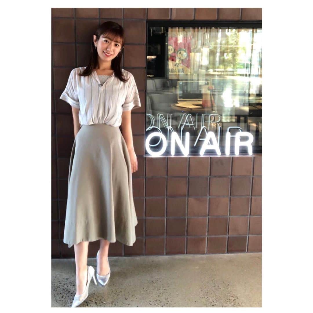 のインスタグラム：「👗 . 《Tue》 tops: @parigot_okayama  skirt: @fray_id  . ナチュラル系の衣装でした！ 着心地が良いブラウスは 太めのストライプが可愛かった☺️ . あすもイレギュラーですが ニュースパMCお願いします🌷 . #衣装 #女子アナ #女子アナコーデ #キャスター #アナウンサー #コーデ #ootd #全身コーデ #parigot #frayid #ヘアアレンジ #外ハネミディアム #ワンカール #撮影場所 #1階 #ロビー #fm香川 #onair」