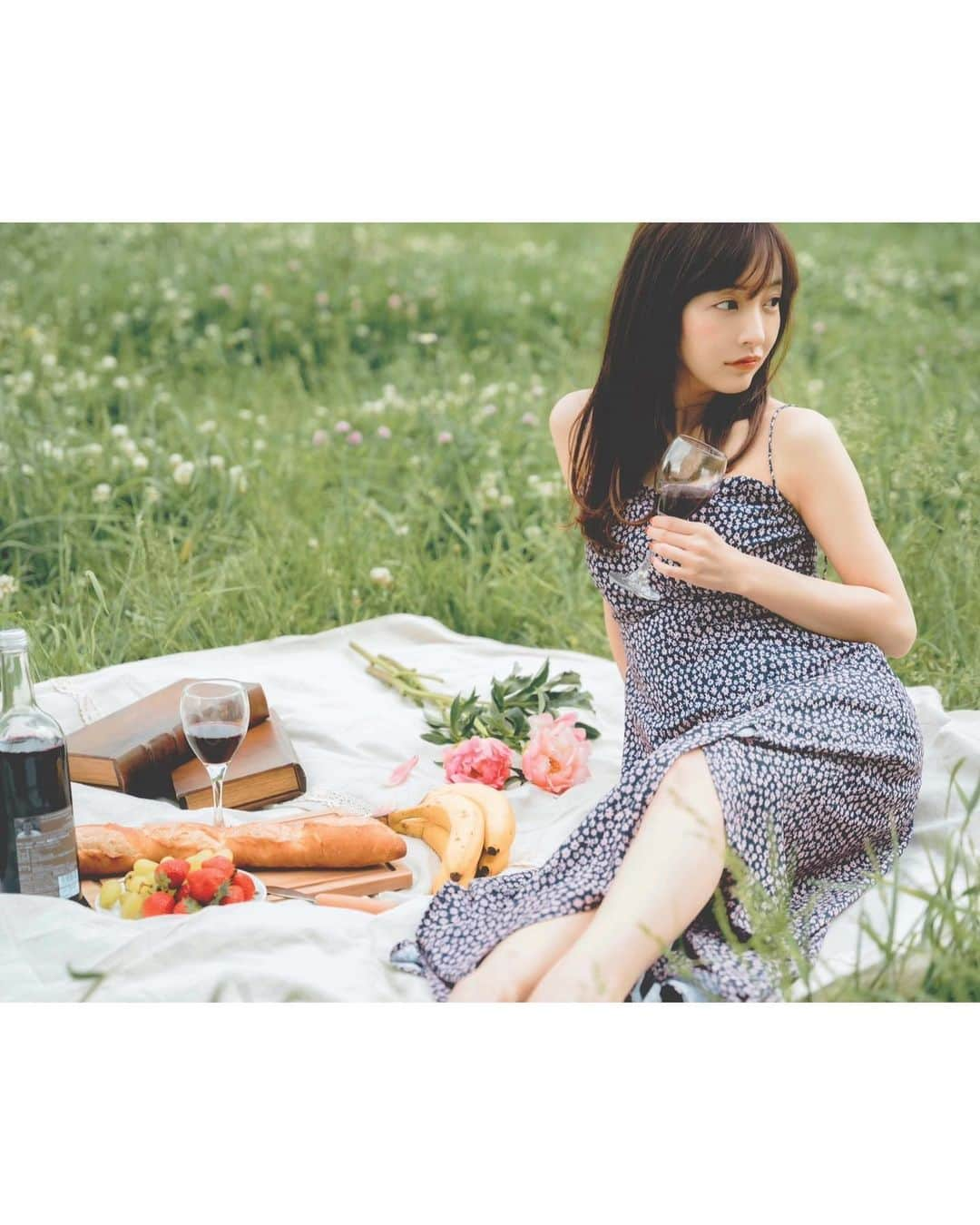 板野友美さんのインスタグラム写真 - (板野友美Instagram)「Photo shooting🌷  onepiecedress  @rosyluce   @shuntosato  #佐藤俊斗 #Fashion  ※グレープジュースです笑」6月3日 21時52分 - tomo.i_0703