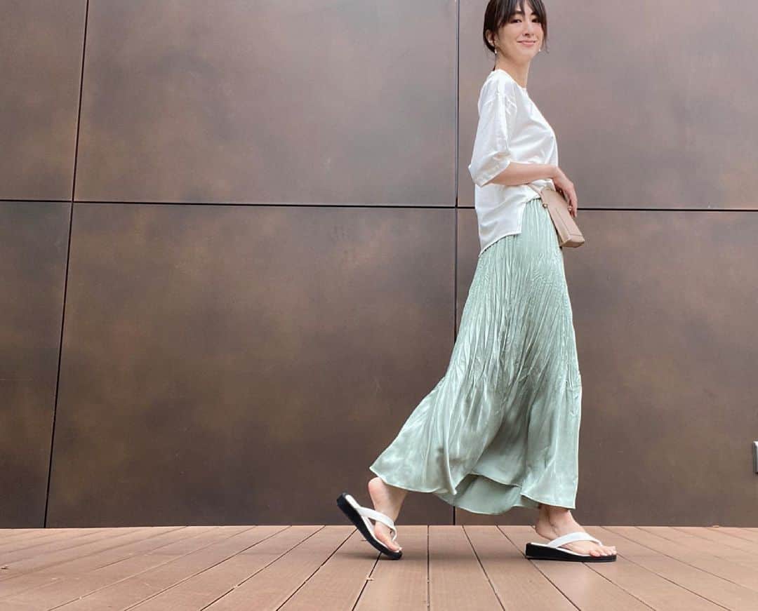 前田ゆかのインスタグラム：「今日はセットアップを着て！  ワンセットでスタイリングしたようになるセットアップてとっても手軽で使い心地がいい。  こちらは セレSTORY✖︎Elura 大人の悩みに効くセットアップです。  @story_love40  @elura_official   トップスもゆとりを持たせてふんわり袖デザインが大人にちょうどいい甘さ。 スカート丈も長めに着用したかったのでLサイズをオーダーしました。 シワになりにくく軽やかに揺れるサテン素材。  コーデに悩まないだけでなく それぞれにアレンジ自由に着回しも出来る、爽やかに映えるなつらしいミントカラーも気に入ってます。  店舗とWEBで購入出来るそうです。色違いもありましたよ！  ポシェットは @reolove0329  @chan_suzukichan  スタイリスト鈴木ひとみちゃんのデザイン#Hh   サンダル @doublestandard_official   #elura#エルーラ#大人の悩みに効くコーデ #story #セレst #セレstoryコラボ  #ポシェット#鈴木仁美#デザイン#ダブスタ」
