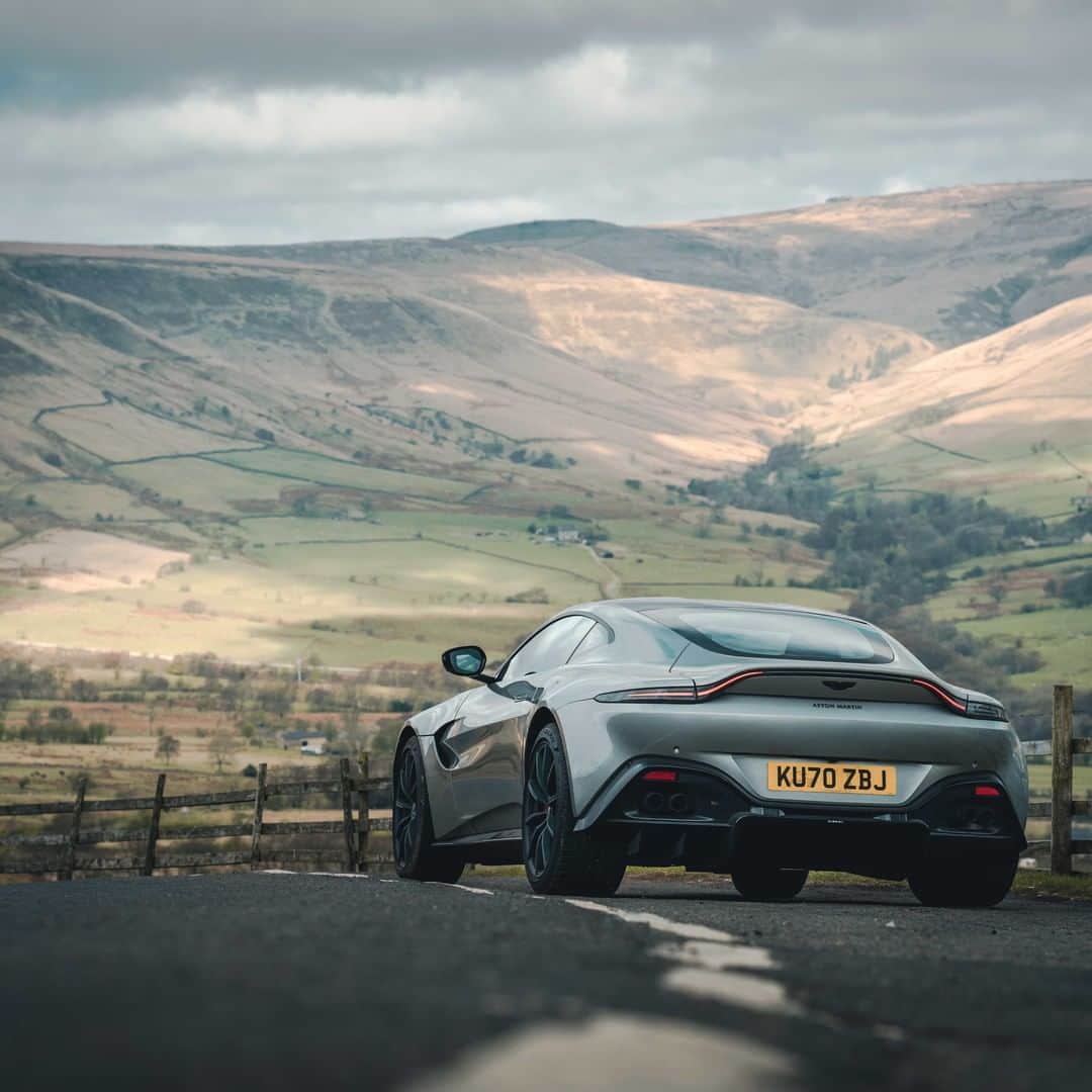 アストンマーチンのインスタグラム：「A breathtaking view.  📸 @alex_stead   #AstonMartin #Vantage」