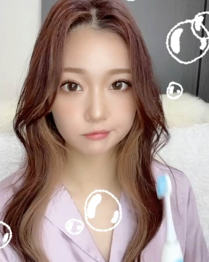 いっちゃん/嶋津 いつみのインスタグラム：「. . たまにはこういうのどーでしょう😬？✨w . . . . 最近、歯磨きを手磨き派から @adoneshop  の電動歯ブラシへ乗り換えました🙌🏻💗 . . . 楽ちんやし、何よりも気に入ったのが UV除菌ライトが付いてるとこー‼︎w . . . 使用毎に消毒できるなんて 除菌マニアの私からしたら なんてありがたい🥺🙏🏻💗 . . . 口に入れる物やから 清潔で安全なものの方がもちろんいいし、 スペアのブラシも3本付いてくるよ🙆‍♀️❤️ . . . . . #adoneshop #adone #いっちゃん  #フリーモデル  #いっちゃんコーデ #ブライダルモデル #アレンジモデル #ヘアカラー  #ヘアアレンジ #くしゃ顔  #フリーモデル #ドレスモデル #ダイエット  #치맥  #좋아요환영 #소통환영 #팔로우환영  #팔로미 #인친환영 #친구해요 #셀카 #셀피」