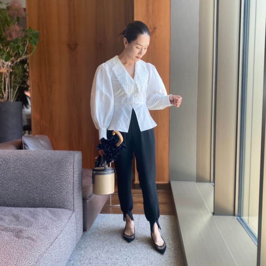 亀恭子のインスタグラム：「ほんの数年前だったら着なかった sweetなブラウス、  最近のトレンドが背中を押してくれたのもあって、 少しずつクローゼットに増えてます。  今日はなんなら日傘もフリル付き。  歳を重ねて、 甘いモノが甘過ぎないバランスになってきた。 と最近周りの同世代の友達がチラホラ言ってます。  すごく同感。  今日はリースの合間に発表会へ。 会場で会えた シャレ友たち。 短時間ながらキャッチアップ出来てうれし❤︎  today's… #fashion #ootd #kkstyle #tokyo #kamescloset #blouse #estnation #column #pants #deuxiemeclasse #bag #vasic #shoes #pelico #summer #june」