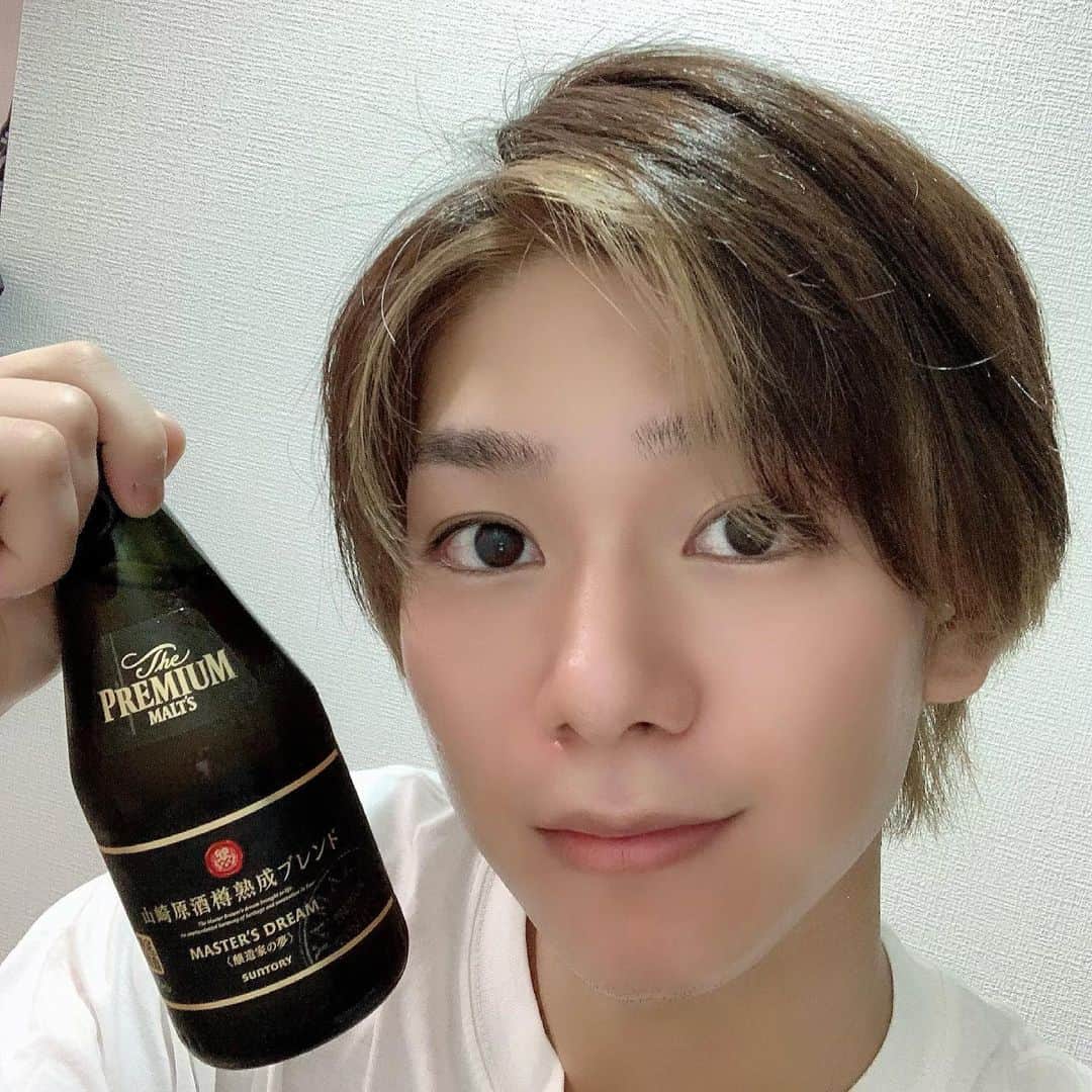 のインスタグラム：「かんぱーい🍺 お久しぶりです。 久しぶりのご褒美ール復活です！！ お風呂上がりのビールは最高。 そして、2年前のカリグルに🍻☠️🏴‍☠️  #プレモル #頑張った自分にご褒美ール」