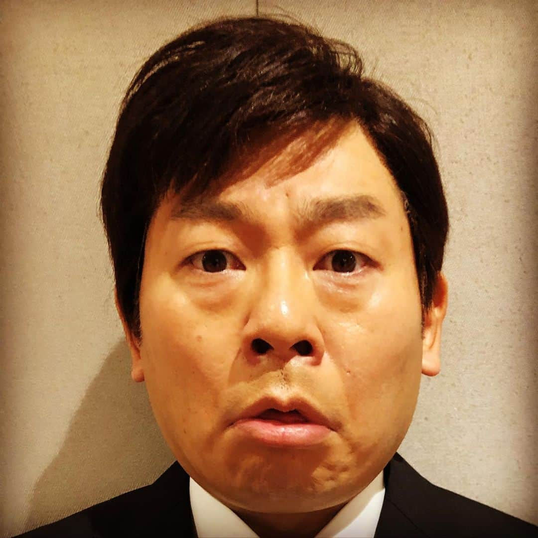 山本高広さんのインスタグラム写真 - (山本高広Instagram)「我が家の壁で生まれました🎊 2年前からアシナガバチに悩まされ、壁に何かあるから巣を作ろうとしてたのかなと思い虫除け置いたりして対処してたら蜂の巣って大きいイメージだからこのサイズは途中でやめて撤退したのかなぁ〜ぐらいに感じてて放ったらかしにしているたら、いきなり今日！その小さな巣らしき周りに蚊か何かの虫が集まってる！っと思い何だ何だと近づいてみると・・・何と！カマキリ！ま〜人間に危害を加える虫じゃないし大丈夫かと思いそのままにしておきました。カマキリよ、夜から激しい雨だけどしっかり生きて行けよー！  カマキリ先生より  #壁　に #蜂の巣　 #かと思いきや #カマキリ　の #卵　だった #カマキリ #誕生 #おめでとう #カマキリ先生　より #香川照之　さん」6月3日 22時37分 - _yamamoto_takahiro_