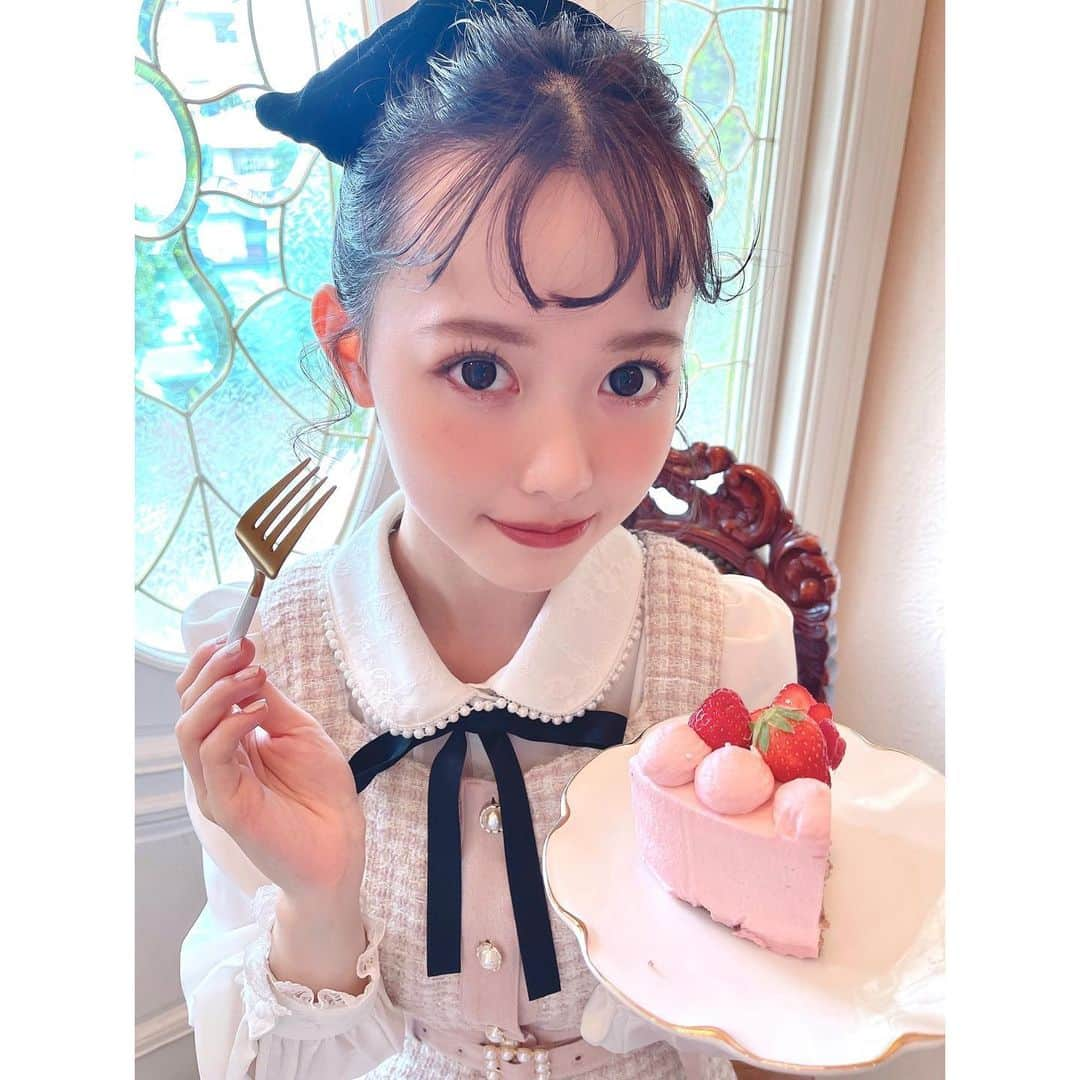 松本ももなさんのインスタグラム写真 - (松本ももなInstagram)「🎀全部とびきり可愛いの🎀  何枚目がおきにいり～??🧸  💃お知らせᕱ⑅ᕱ♥  ハニーシナモンさんのWebモデルさんを 前回はさせて頂けたのですが♡  なんと…なんと!!  今回は秋のコレクションモデルを 努めさせていただきます🎀ありがとうございます♡  可愛いお洋服を着させていただいて 可愛い髪型にメイクをしていただいて  ⋮ 可愛いを攻略してしまうような気持ちになれました♡  ハニーシナモンさんのお洋服が大好きなので 私にとって本当に夢のようなことです♡ また1つ夢が叶って幸せです✨  ハニーシナモンさんのお洋服は 可愛くなりたいを叶えてくれます🎀  みんなとおそろいにできる日を たのしみにしています～💓  女の子の憧れの甘くてかわいいをいっぱいお届けするので、 公開される日までまっててね♡  大好きなお仕事ができているのは いつも応援してくださってるみなさんのおかげです🎀  いつもありがとうございます✨  一緒に喜んでくれたら本当にうれしいです💕  あとね🍑もも🍑のご用意もあって ももなに生まれてよかったなぁとあらためて思いました♡  @honey_cinnamon_jp #honeycinnamon #ハニーシナモン #ハニシナ #autumn #autumncollection #ラストアイドル #松本ももな #japanese #kawaiigirl #kawaiifashion #jfashion #japanesegirl #japaneseidol」6月3日 23時04分 - momona.1012