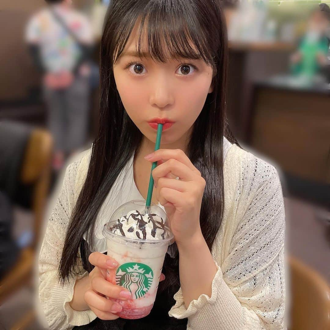 安田桃寧さんのインスタグラム写真 - (安田桃寧Instagram)「. ちぅーーー😗🍓🍫 #スターバックス #スタバ新作 #ストロベリーフラペチーノ」6月3日 23時51分 - peachpeach_o6o8