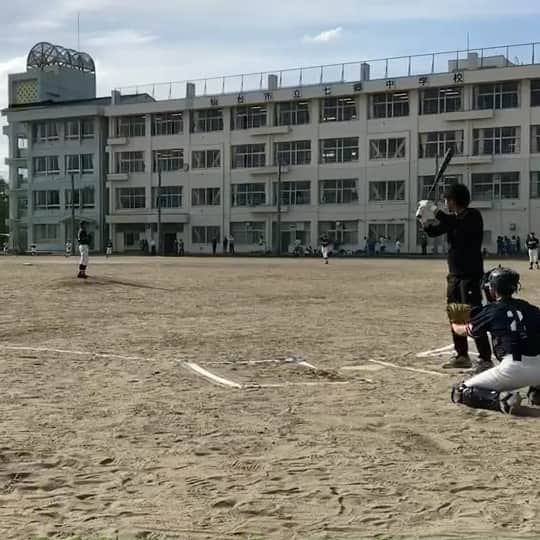 枡田慎太郎のインスタグラム：「校舎直撃ホームラン。  中学生にも本気。  大人気なんかないよ。笑  ただ…泣きの一回しました。。笑  #仙台#homerun#野球」