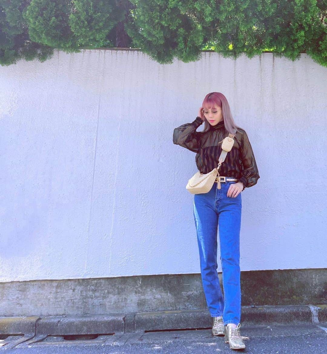 のインスタグラム：「すみたにしふく👗 ･ ･ 私服をご紹介する前に、、、、 ものすごく嬉しい出来事があったの！！！ 2人目妊娠前に履いていたデニムがあったのね、ZARAの。。 結構腰周りがピッタリというかキツめのデニムだったんだけどね、何回か履いたくらいで、2人目妊娠して、 それから1度も入らなかったデニムで。。 いつも、もう入らないってわかっているのに、 バロメーターというか一応とっておいたの。 ファスティングとかダイエットとかした時に、 これ入るかなぁって足まで通してみるんだけど、 腰まで上がらずいつも断念していたデニム。 ふと思い出して昨日足を通してみたら、、、、 腰まで上がる！ボタンもとめられるー🥳🥳🥳🥳🥳 という嬉しい出来事でテンションあがってしまいました😍 ･ ･ ここ近年見た事のなかった40キロ台に突入し、 嬉しいことばかりです🥳🥳🥳 維持がまた大変なんだろうけどとりあえず頑張ります！ ･ ･ さて気を取り直して🙋‍♀️🙋‍♀️🙋‍♀️ ブラウス→ @doublestandard_official  デニム→大昔の @zara  バッグ→ @prada  靴→ @amerivintage   以上すみたにしふく👗でした！！ ･ ･  #ootd#fashion#fashiongram#fashionista#fashionstyle  #prada#pradashoes#prada2021#pinkhair」