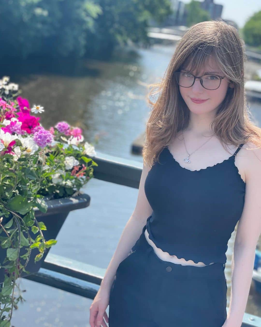 Ella Freyaのインスタグラム：「The weather is sooo nice now 😄 I’m hanging out outside. 天気がいいから外で遊んでます　^^   I posted more of these pics on my Patreon as well. Link in bio 😊 この写真セットをPatreon で投稿しました　プロフィールでurlを載せました。」