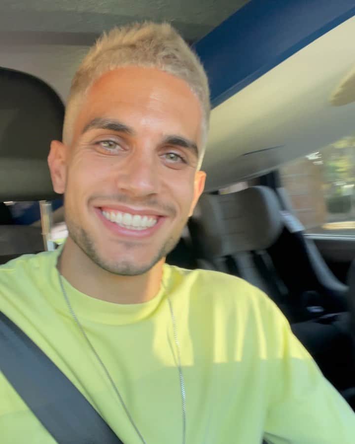 マルク・バルトラのインスタグラム：「Estrenando nuevo look para el verano! 🤩💇🏼‍♂️🤙🏼 KE SI o KE NO? 😜🔥   ...  #newlook #summer #summermood #onlygoodvibes」