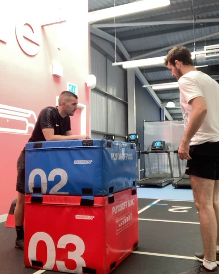 サム・ウォーカーのインスタグラム：「@benbarlowsports putting me through my paces in preparation for the Euros at the end of the month!! Working on the explosive power 💪🏻🔥🏓」