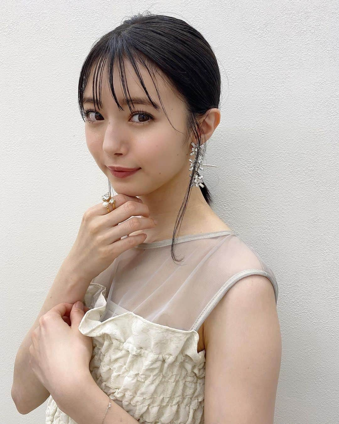 市川美織さんのインスタグラム写真 - (市川美織Instagram)「TGCオーディションの時の衣装とってもお気に入りなの🥰  ヘアメイクも大人っぽくまとめてもらったのよ〜✨  トップス、スカート　#koll  イヤリング　リング　#masaejewelry」6月4日 13時56分 - miori_ichikawa