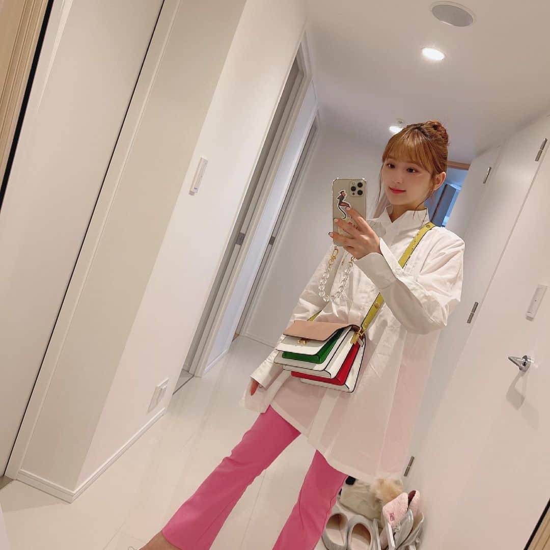 ひよんのインスタグラム：「💓👗 ㅤㅤㅤㅤㅤㅤㅤㅤㅤㅤㅤㅤㅤ この前のお洋服❣️ ●シャツワンピ @uniqlo  ●パンツ @zara  ●バッグ @marni  ㅤㅤㅤㅤㅤㅤㅤㅤㅤㅤㅤㅤㅤ ヘアアレンジも色々できるようになってきて いいかんじ☺️ㅋㅋ iPhoneケースは @9unq.official だよ❤️ ㅤㅤㅤㅤㅤㅤㅤㅤㅤㅤㅤㅤㅤ #ひよん #ひよん服」