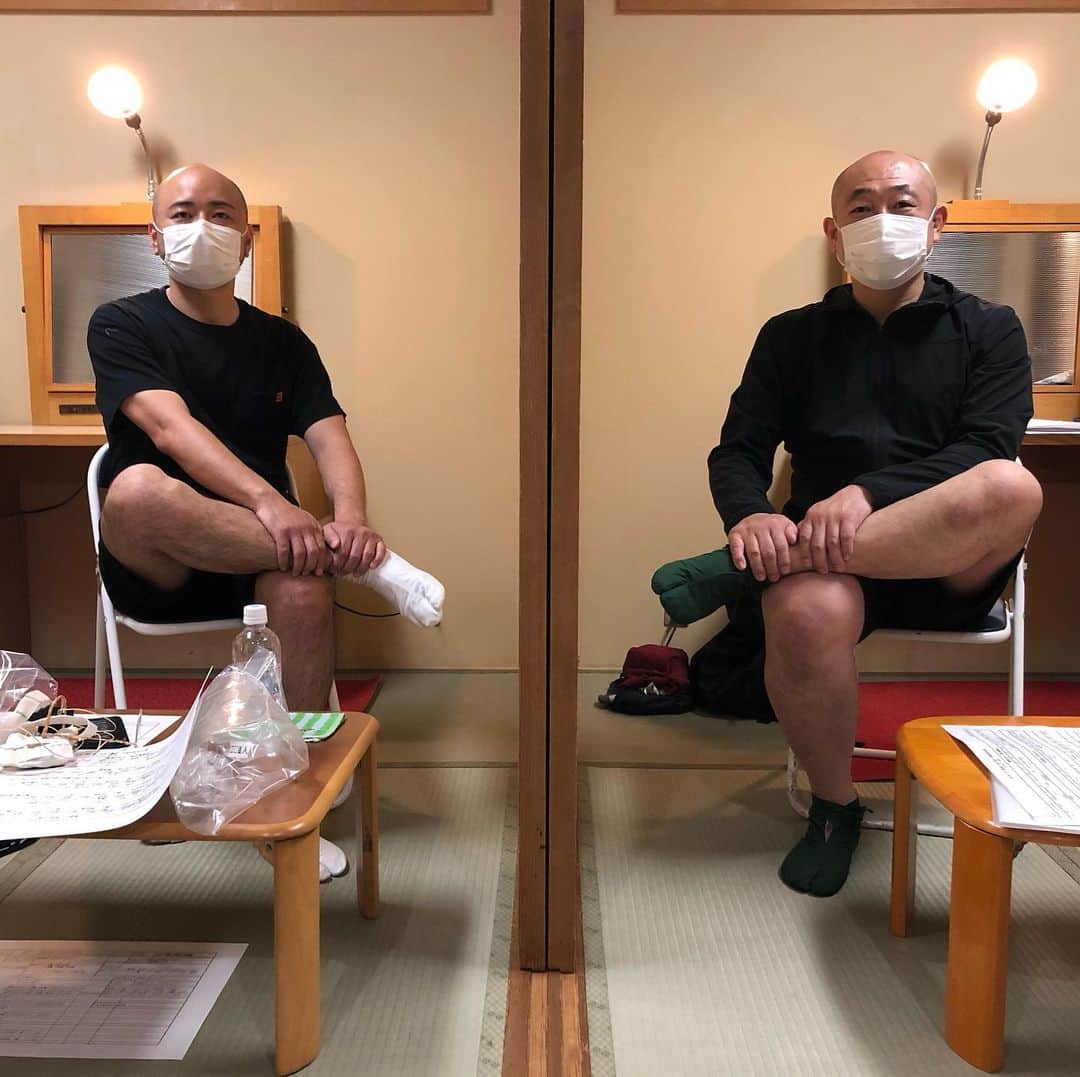 森慎太郎のインスタグラム：「いよいよ今日が初日です！ 「水谷千重子50周年記念公演 神社にラブソングを」 明治座の楽屋がガラス張りでした。 みなさんのお越しをお待ちしております！ #水谷千重子50周年記念公演 #ずん #やす さん」