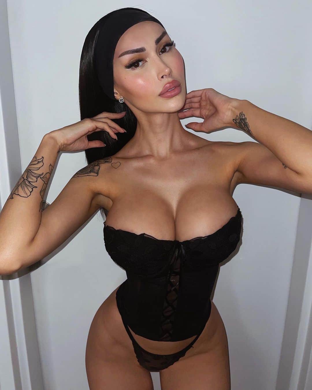 ANNELESE MILTONのインスタグラム：「If they don’t f with me it’s because they can’t」