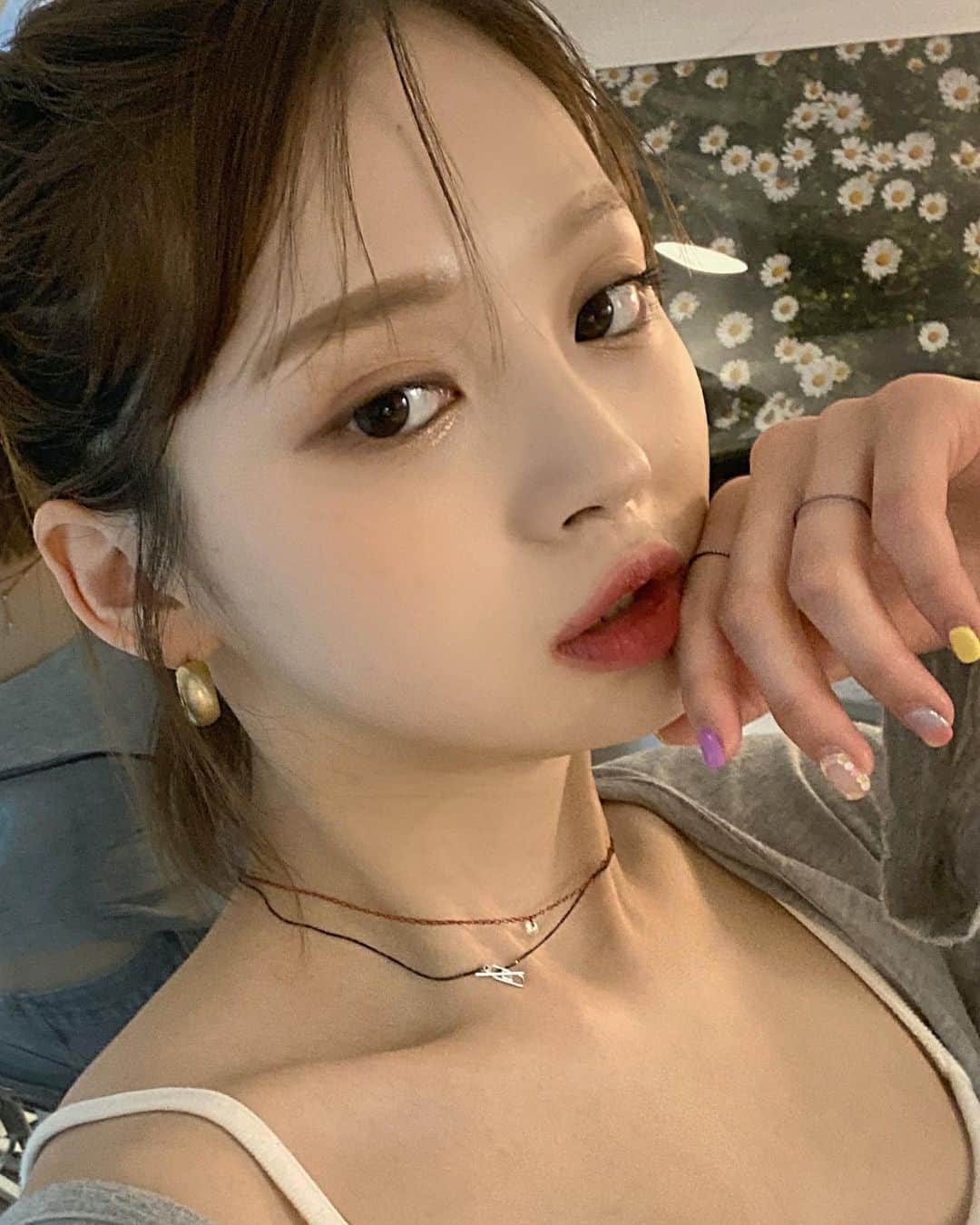 Yoonbitnaのインスタグラム：「일리앤 꿀러컬렉션 🤍❤💙 요즘 매일 착용하눈 데일리 주얼리! 다양한 컬러로 믹스매치해  나만의 스타일을 연출할 수 있어요 ✨✨ #일리앤 #ilyand #강민경 #꿀러컬렉션 #목걸이추천 #반지추천 #팔찌추천 #강민경주얼리 #강민경목걸이 #강민경팔찌 #강민경반지 @ily_and_official」