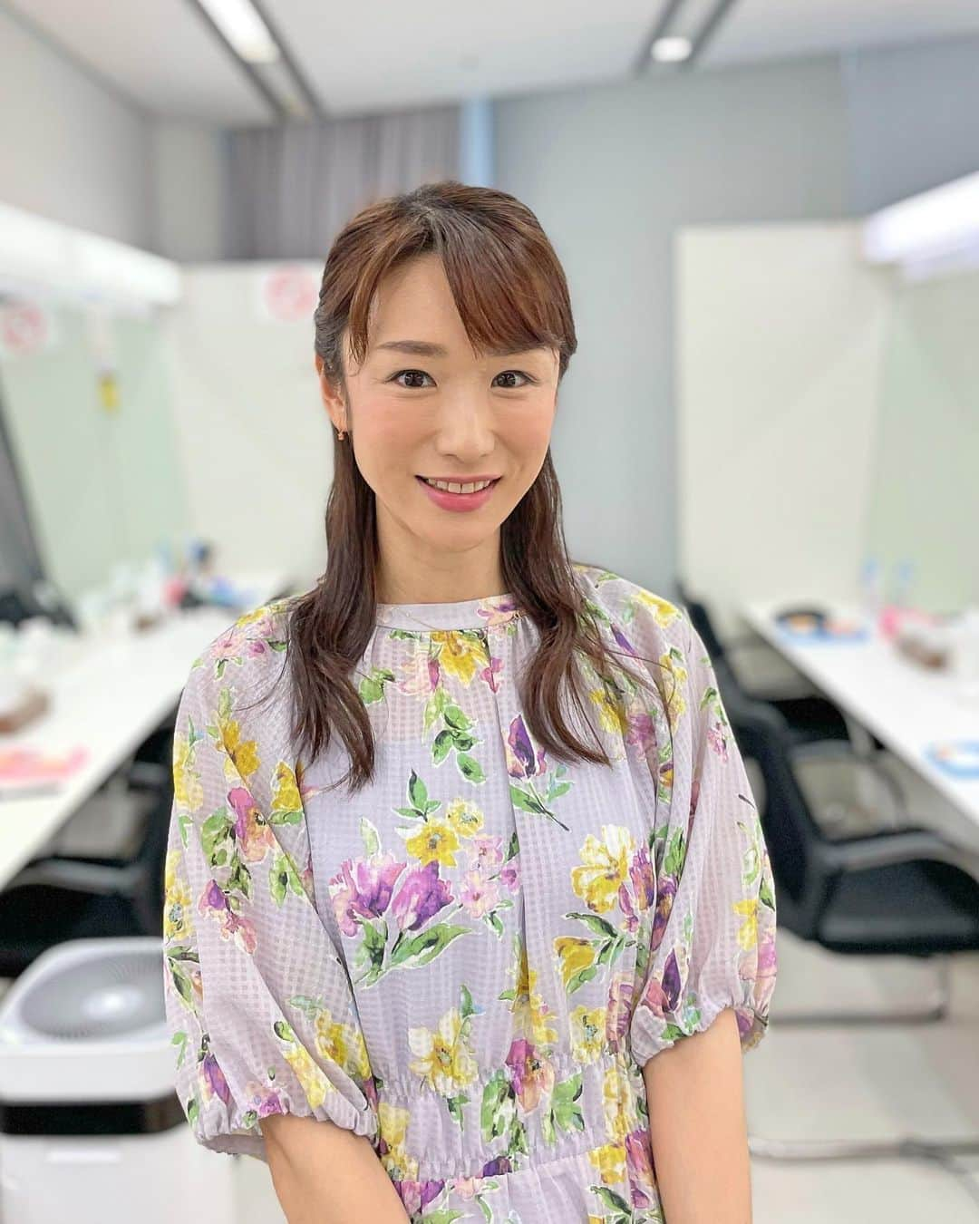 堂真理子さんのインスタグラム写真 - (堂真理子Instagram)「今日も花柄ワンピースでした👗✨ 今週もお疲れ様でした🥰✨  ☆ワンピース… #QUEENS COURT ☆アクセサリー… #ete   #大下容子ワイドスクランブル #ワイドスクランブル #ニュース #テレビ朝日 #堂真理子 #アナウンサー #アナウンサー衣装」6月4日 14時37分 - mariko_do