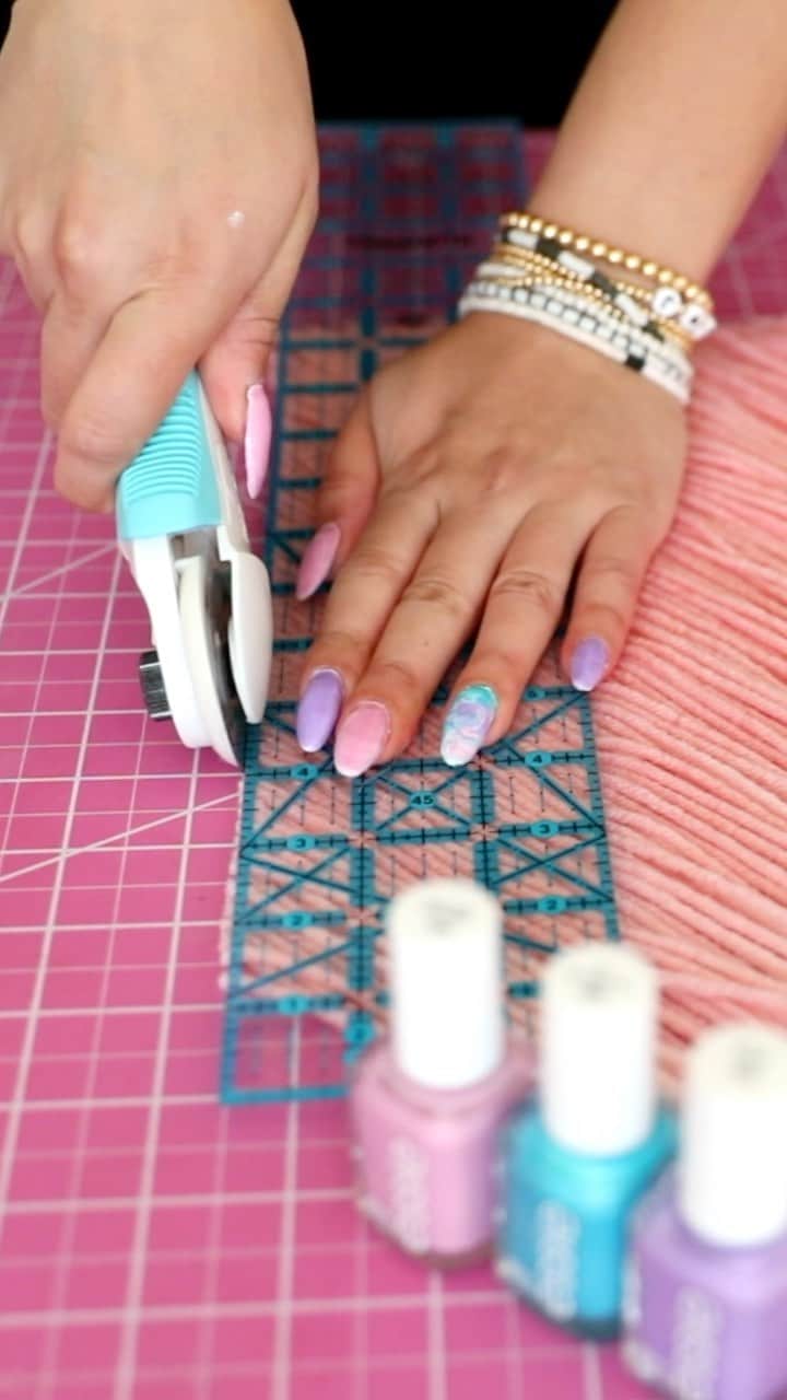 Lauren Riihimakiのインスタグラム：「omg hbd @essie 🎈(#essiepartner) to celebrate and thank essie for years of cute mani & pedis, I got my diy on for some tie dye inspired wall decor ✂️. The @essie tie dye collection is avail exclusively at @ultabeauty 🌈」