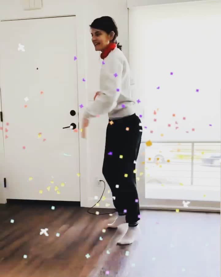 リンジー・クラフトのインスタグラム：「takin it to a post! #neversaidiwasadancer i just like joy and stuff. and! always inspired by magic person @angelatrimbur and! music from the musical #thewiz on a record player! laughter by @andrewleeds」