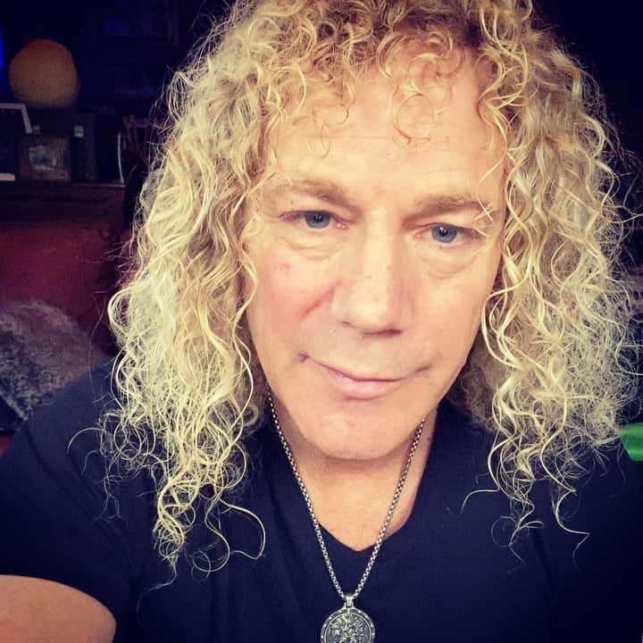 デヴィッド・ブライアンのインスタグラム：「Hey hey everybody! Come check me out on @cameo 😎」