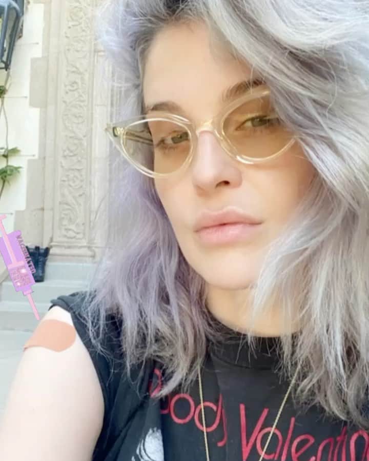 ケリー・オズボーンのインスタグラム：「She got #vaccinated!!!! Bring on that alien DNA 👅👽🛸」