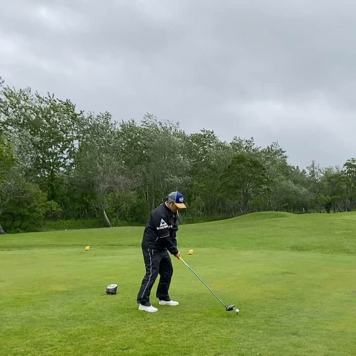 鎌田ハニーのインスタグラム：「こちらは風速14m⛳️🏌️‍♀️☔️🍃 天沼プロの風を感じさせないスイングでナイスショット👏👏 カッコ良すぎます❤️ 私は小学生から打ってない様なスコアになりました🤫 #lpga #女子プロゴルファー #天沼知恵子 #プロ」