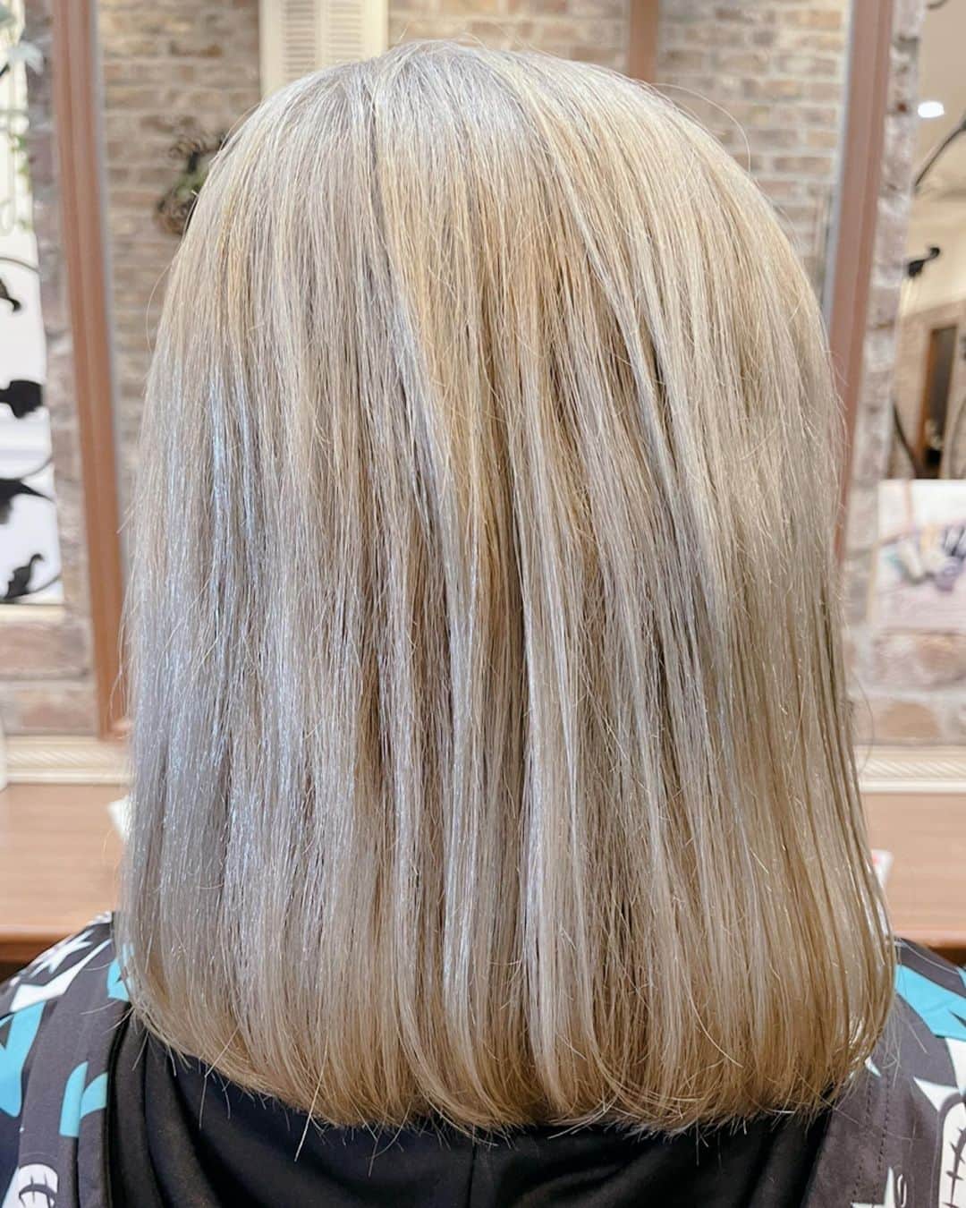 のインスタグラム：「New Hair Color❤  #美容院 #newhaircolor  #金髪 #金髪ボブ  #さらさらヘアー  #美容院 #美容院行ってきた  #綺麗になりたい  #可愛くなりたい」