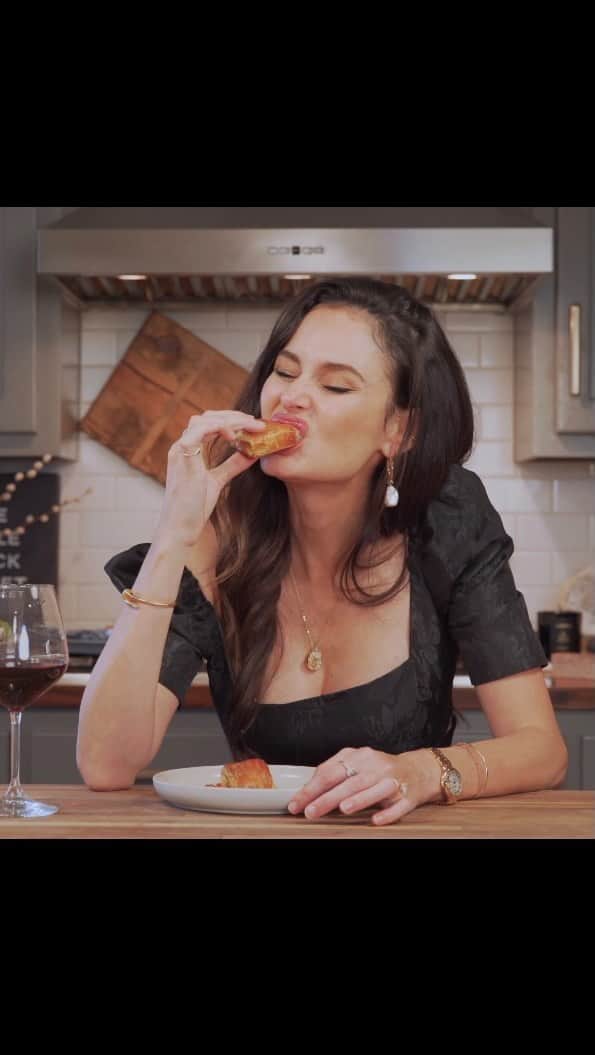 ニコール・トルンフィオのインスタグラム：「It’s the @cheftrunfio recipe you’ve all been waiting for....you guys are going to love these so grab a glass of wine and enjoy xx 😍  Jewelry: @erthjewelry」