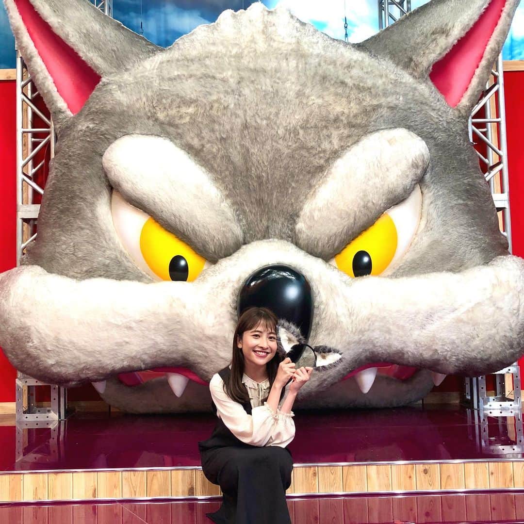日比麻音子のインスタグラム：「オオカミ少年の金曜日🐺  こんや7時からですよ！ このオオカミカーテン、 ガォーと開けば何かが生まれる…🤣  #オオカミ少年 #オオカミの金曜日 #TBS #日比麻音子 収録終わってほっとしてる日比です。」