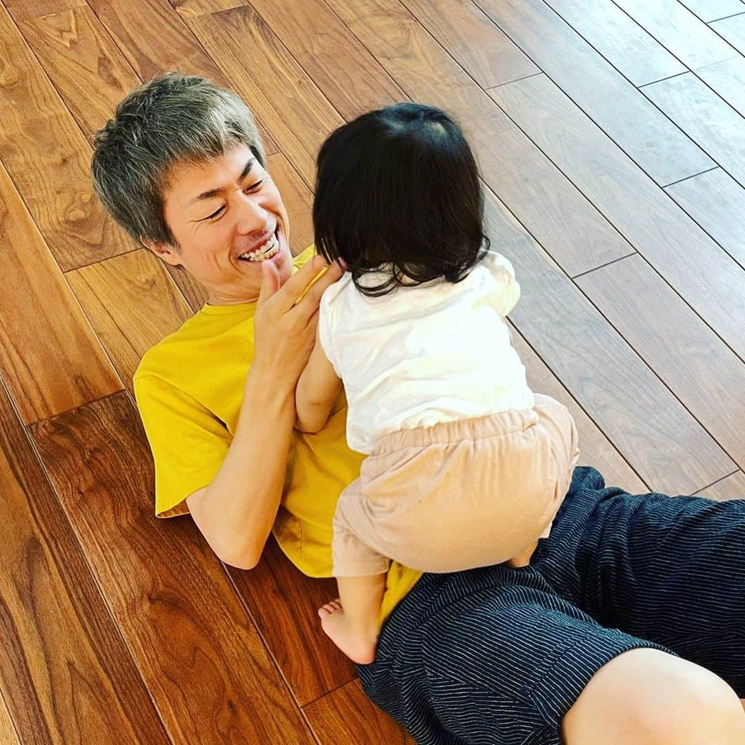 田村淳のインスタグラム：「エクササイズ 次女ルヴィはお腹の上で遊ぶのが好きです。 お腹の上で行進やジャンプをします。 遊ばせてる間は腹筋に力を入れ続けてます。 弛んだお腹周りの引き締めに効果があるとかないとか…しばらく続けてみます^_^  #エクササイズ #腹筋 #0歳  #もうすぐ1歳」