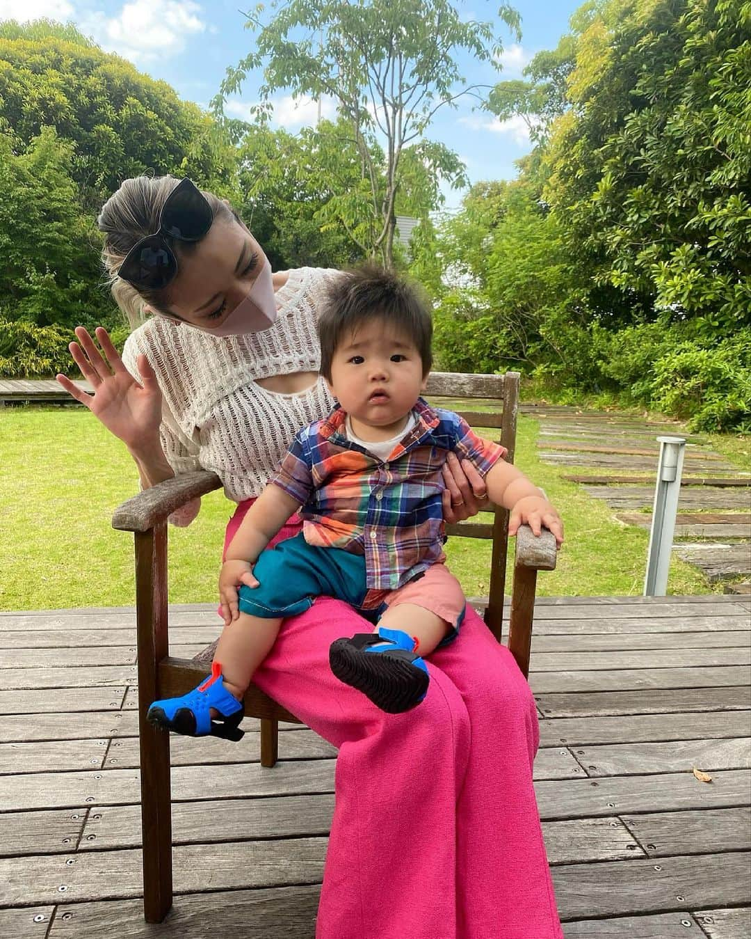 角田麻央さんのインスタグラム写真 - (角田麻央Instagram)「🌺 1歳になった息子と初めての2ショットと 息子人生で初めてのお靴をプレゼント💜 0歳1年間ほぼほぼ裸足で過ごしました👏🏼 立ったり歩けるようになってからも楽しみ🥰 沢山のメッセージ本当にありがとうございます🙇🏼‍♀️ 恩返しとしてYouTube楽しみにしててください🙏🏽 私の着てるトップスは @chiik.official ✔️🤍🤍🤍 #息子 #愛息子 #誕生日プレゼント #ファーストシューズ  #1歳誕生日 #1歳男の子 #ママライフ #ママファッション」6月4日 10時33分 - maotsunoda888