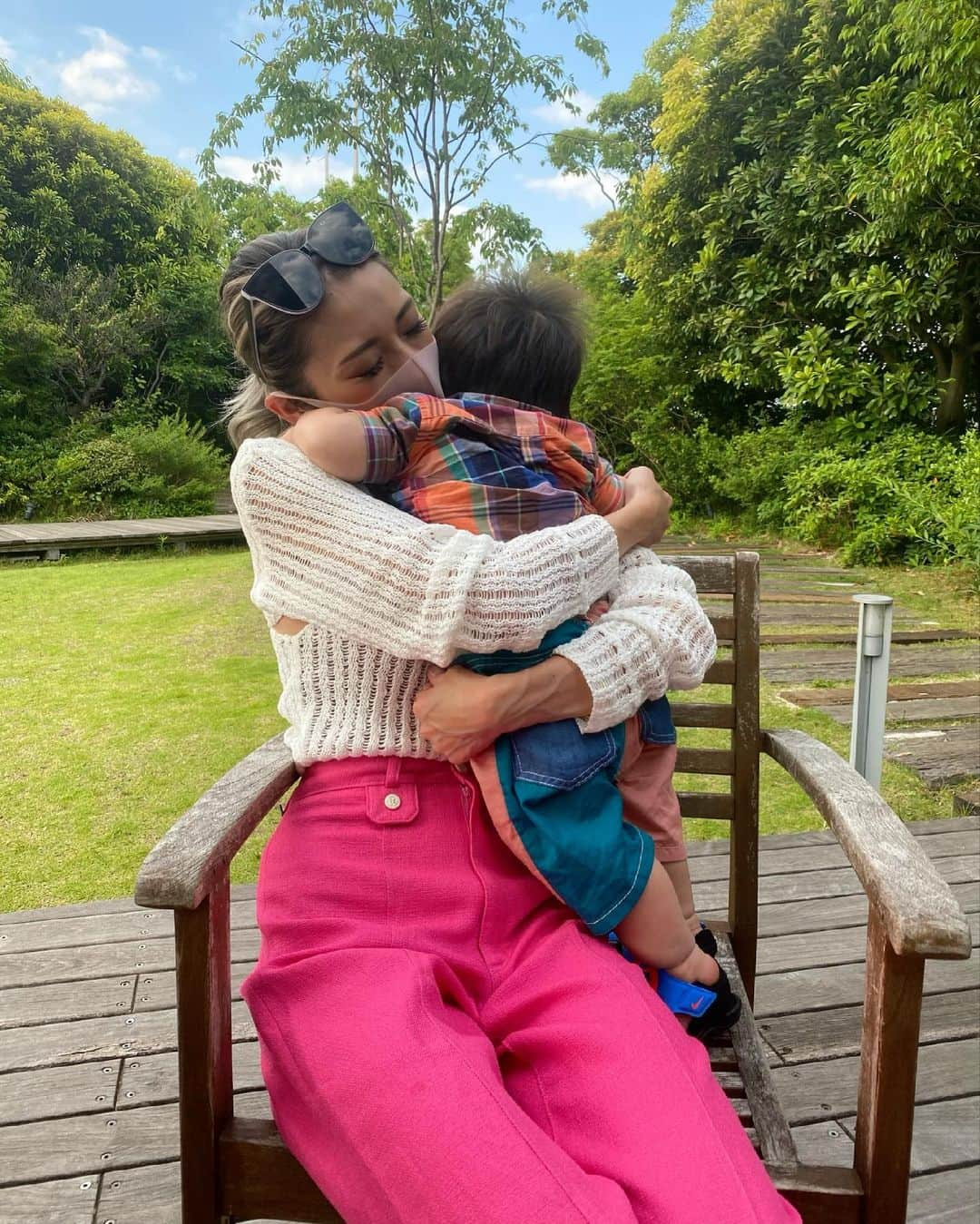 角田麻央さんのインスタグラム写真 - (角田麻央Instagram)「🌺 1歳になった息子と初めての2ショットと 息子人生で初めてのお靴をプレゼント💜 0歳1年間ほぼほぼ裸足で過ごしました👏🏼 立ったり歩けるようになってからも楽しみ🥰 沢山のメッセージ本当にありがとうございます🙇🏼‍♀️ 恩返しとしてYouTube楽しみにしててください🙏🏽 私の着てるトップスは @chiik.official ✔️🤍🤍🤍 #息子 #愛息子 #誕生日プレゼント #ファーストシューズ  #1歳誕生日 #1歳男の子 #ママライフ #ママファッション」6月4日 10時33分 - maotsunoda888