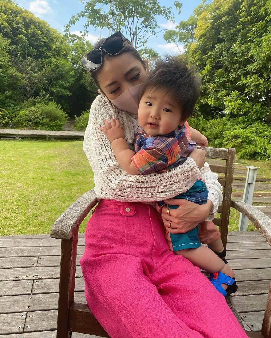 角田麻央さんのインスタグラム写真 - (角田麻央Instagram)「🌺 1歳になった息子と初めての2ショットと 息子人生で初めてのお靴をプレゼント💜 0歳1年間ほぼほぼ裸足で過ごしました👏🏼 立ったり歩けるようになってからも楽しみ🥰 沢山のメッセージ本当にありがとうございます🙇🏼‍♀️ 恩返しとしてYouTube楽しみにしててください🙏🏽 私の着てるトップスは @chiik.official ✔️🤍🤍🤍 #息子 #愛息子 #誕生日プレゼント #ファーストシューズ  #1歳誕生日 #1歳男の子 #ママライフ #ママファッション」6月4日 10時33分 - maotsunoda888